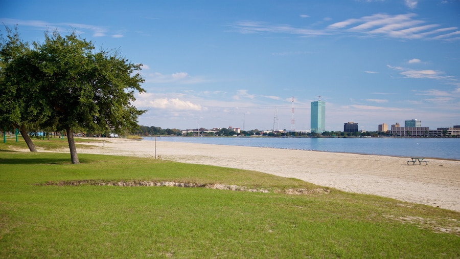 North Beach Interstate 10 inclusief een zandstrand en algemene kustgezichten