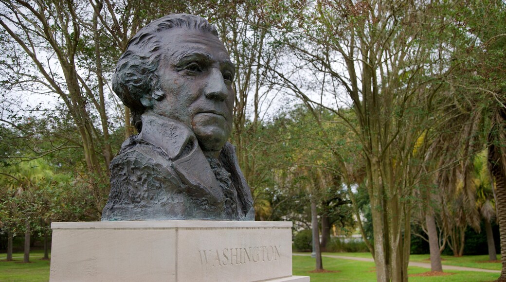 Arsenal Park showing a statue or sculpture