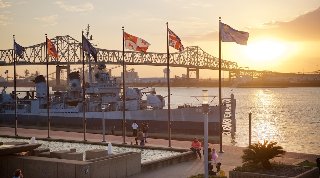 Baton Rouge mostrando esercito, porto turistico e tramonto