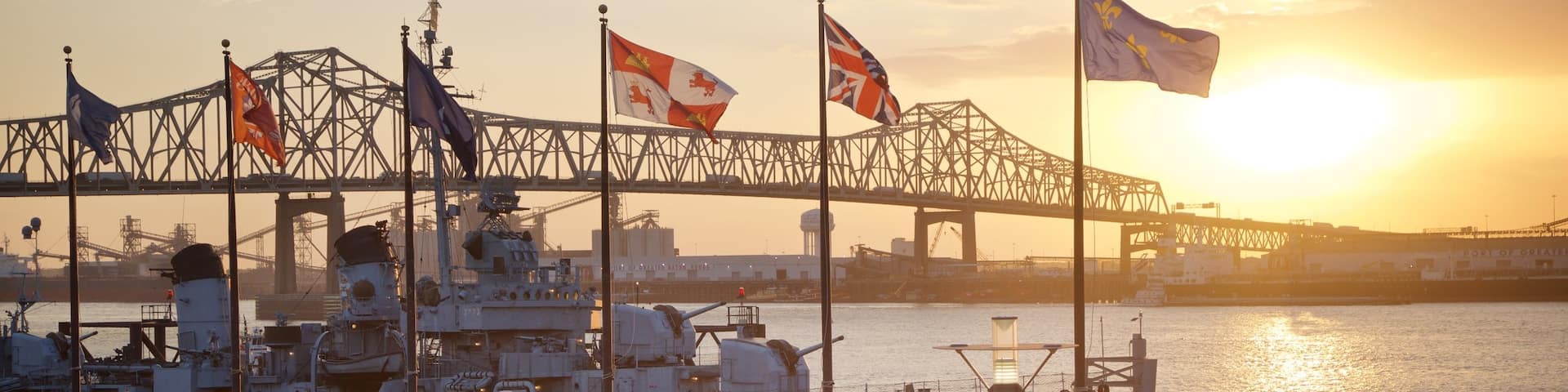 Baton Rouge featuring sotilaskäyttöön tarkoitetut esineet, joki tai puro ja silta