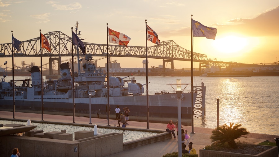 Baton Rouge inclusief een rivier of beek, een zonsondergang en een brug