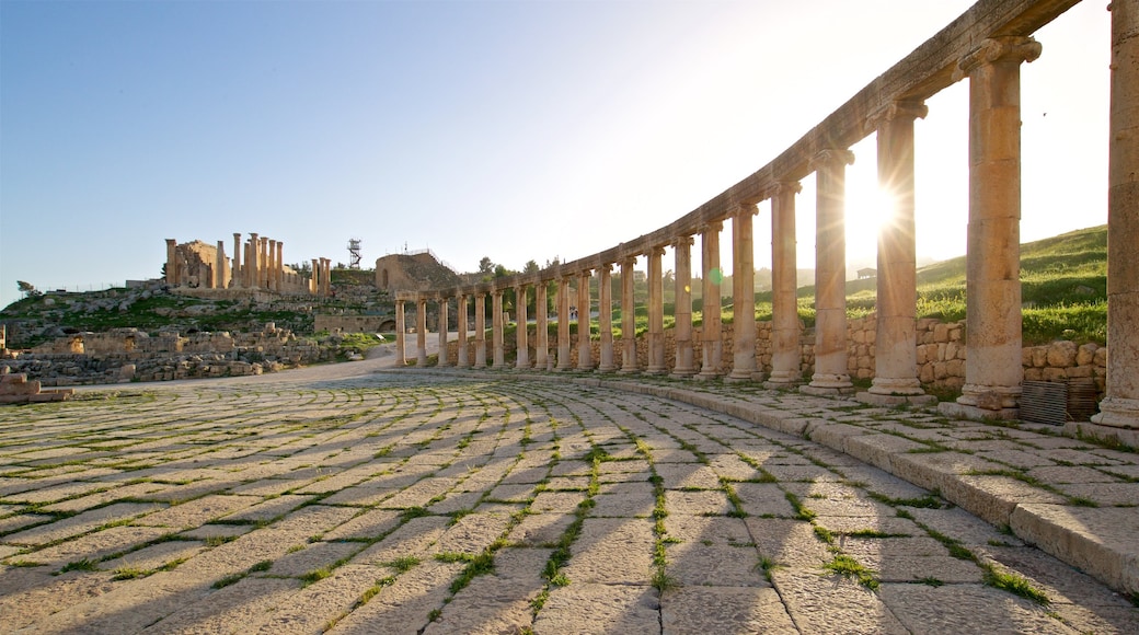 Foro ovalado que incluye un atardecer, vistas panorámicas y arquitectura patrimonial