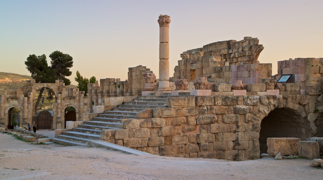 Archeologisch museum van Jerash inclusief historische architectuur, een zonsondergang en vervallen gebouwen