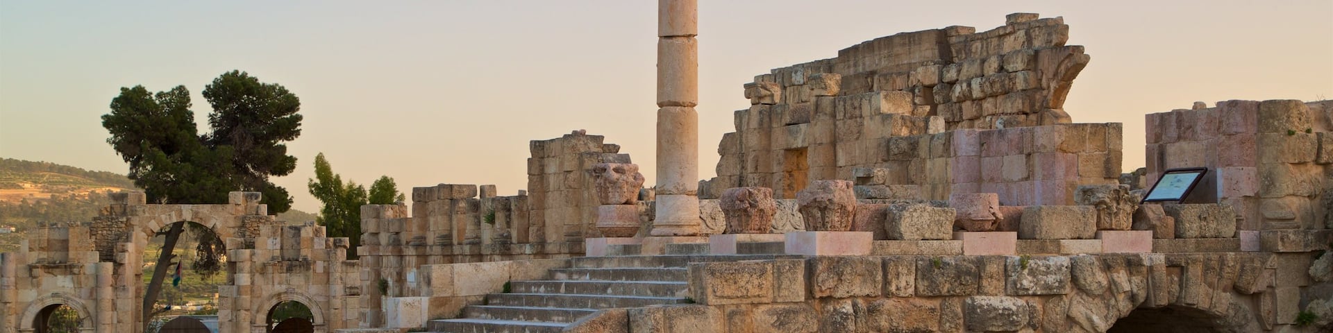 Musée archéologique de Jerash montrant coucher de soleil, patrimoine architectural et ruine