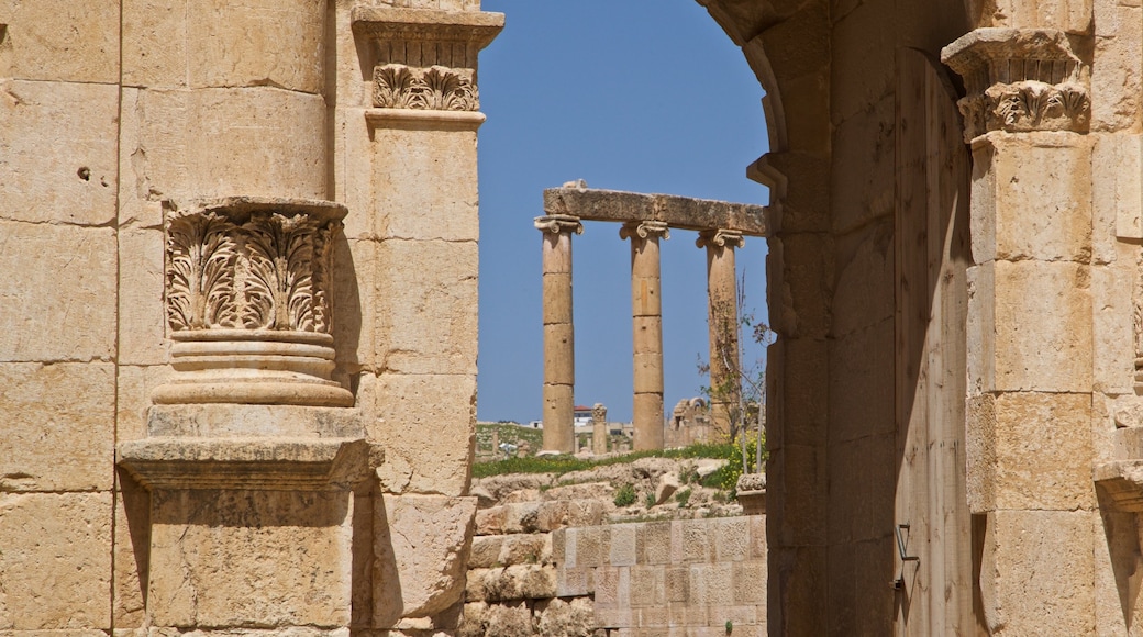 Jerash bevat een ruïne en historische architectuur