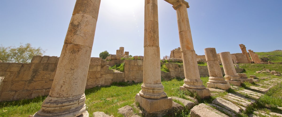 Archeologisch museum van Jerash toont een zonsondergang, een ruïne en historische architectuur