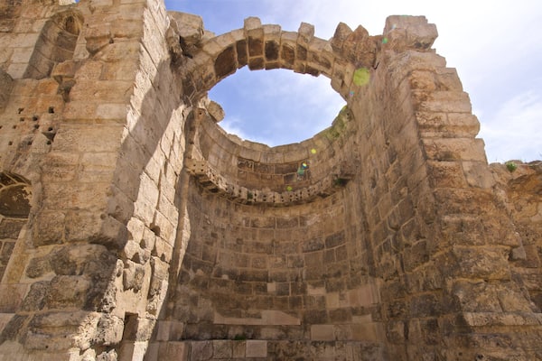 Nymphée qui includes patrimoine historique et bùtiments en ruines