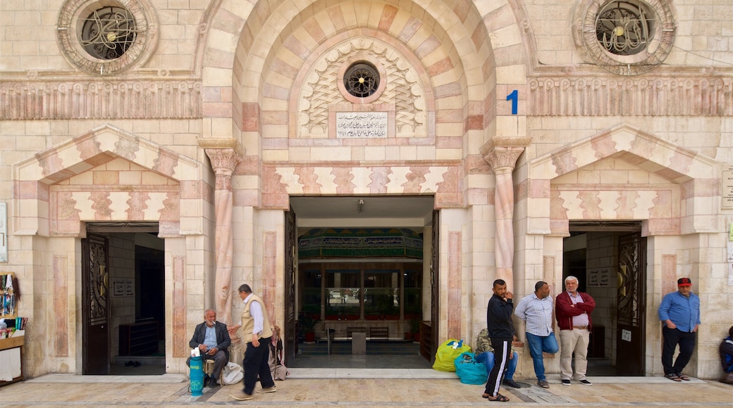 King Hussein Mosque showing heritage elements and street scenes as well as a small group of people