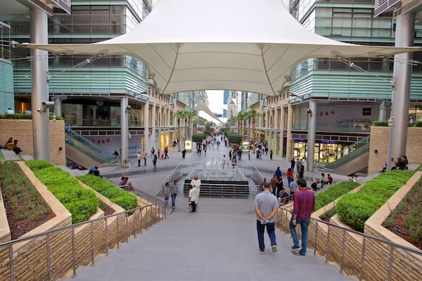 Centre commercial Al Abdali aussi bien que couple