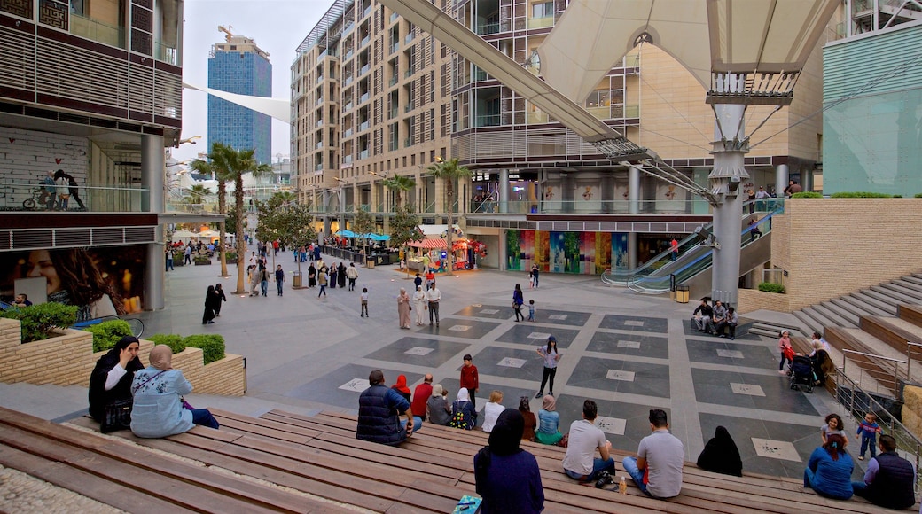 Centro commerciale Abdali Mall mostrando piazza cosi come un piccolo gruppo di persone