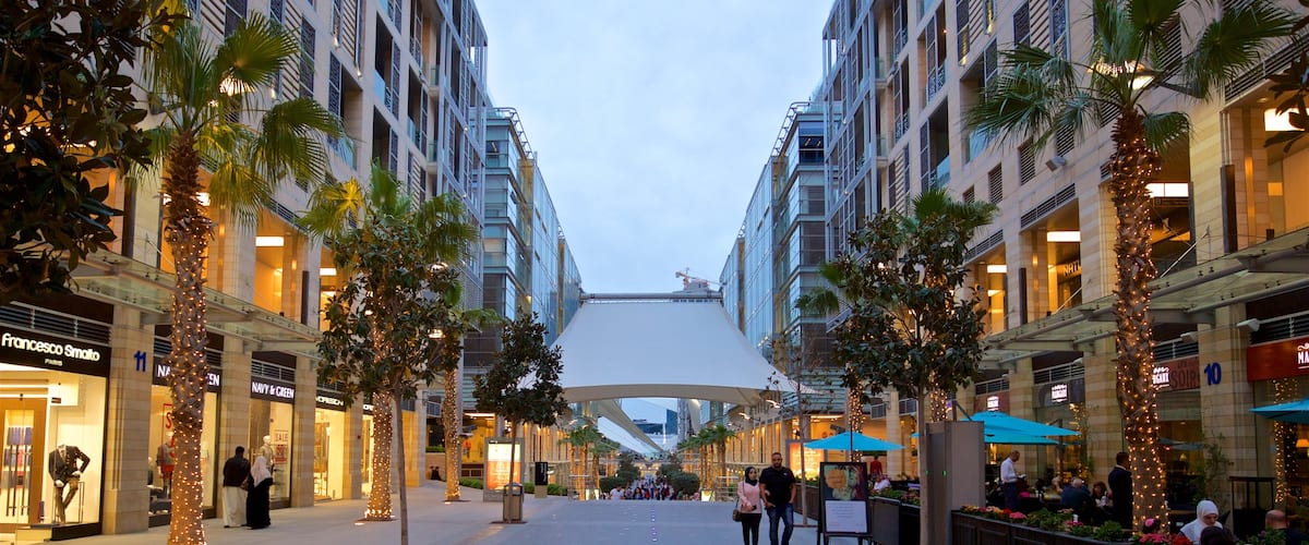 Centro comercial Abdali ofreciendo escenas urbanas y también una pareja