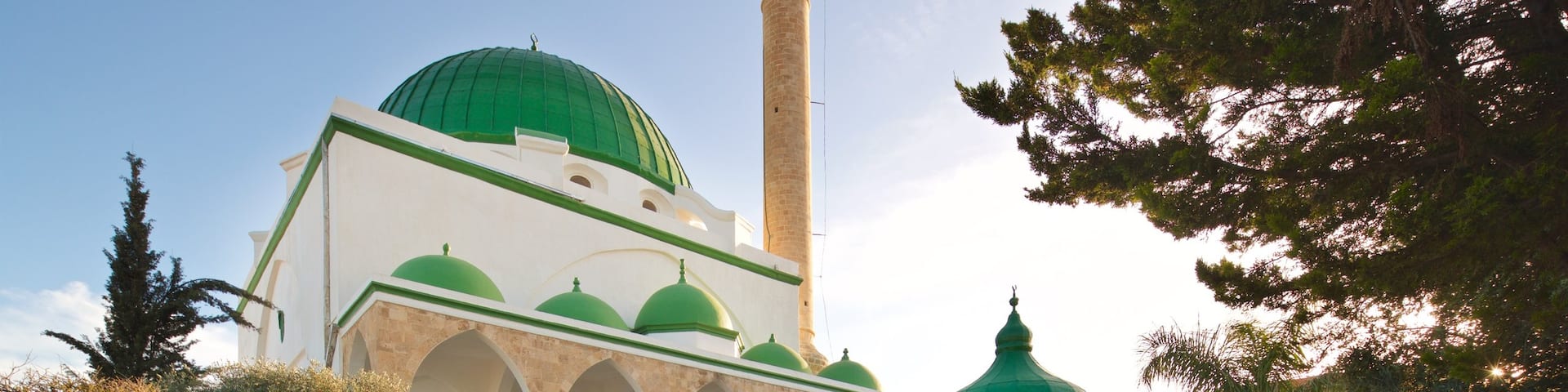 Al-Jazzar Mosque showing a square or plaza and heritage elements