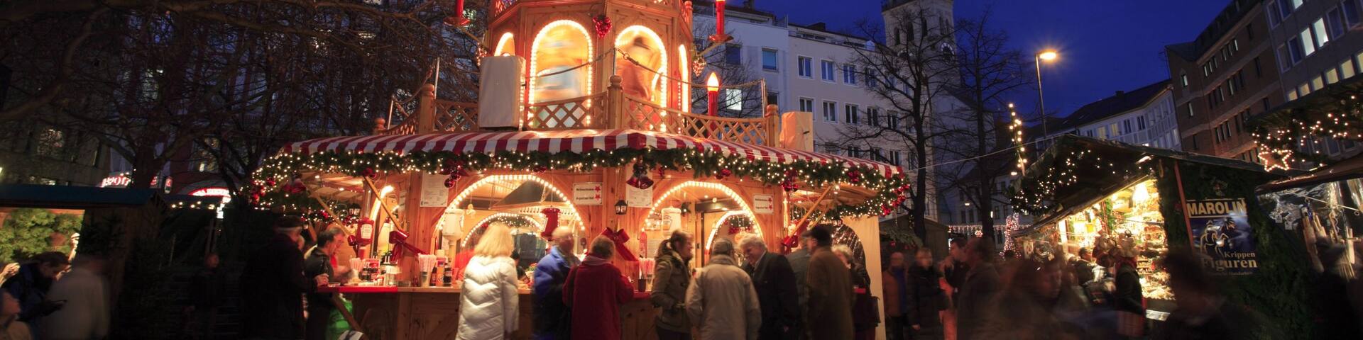 Rindermarkt showing night scenes and street scenes as well as a large group of people