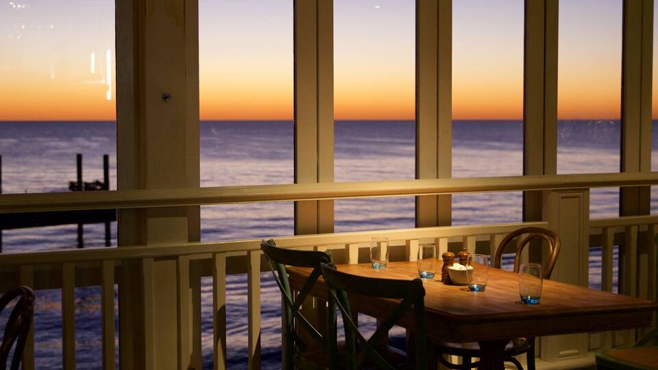 Cottesloe showing general coastal views, interior views and a sunset