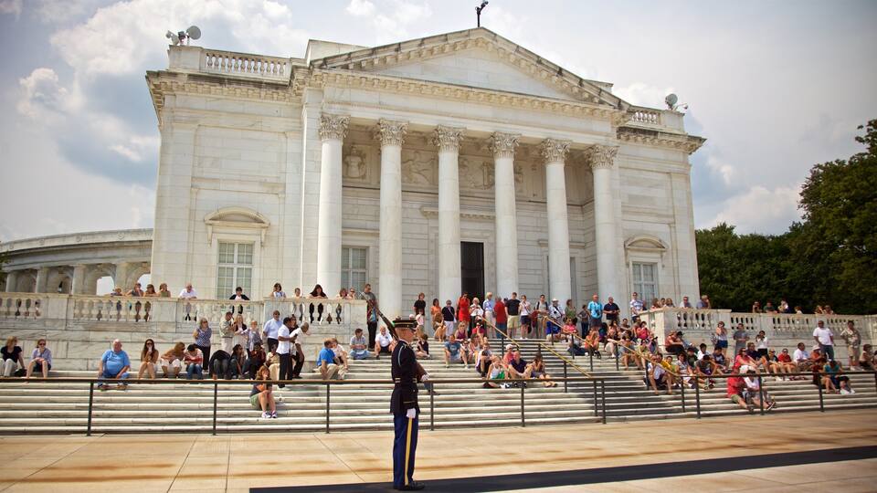 Tomb of the Unknown Soldier featuring heritage architecture as well as a small group of people