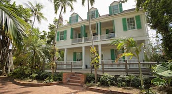 Audubon House and Tropical Gardens featuring a house