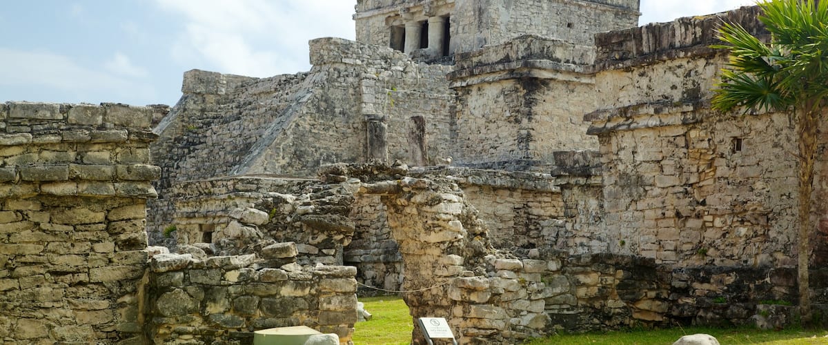 Ruinas mayas de Tulum ofreciendo ruinas de edificios