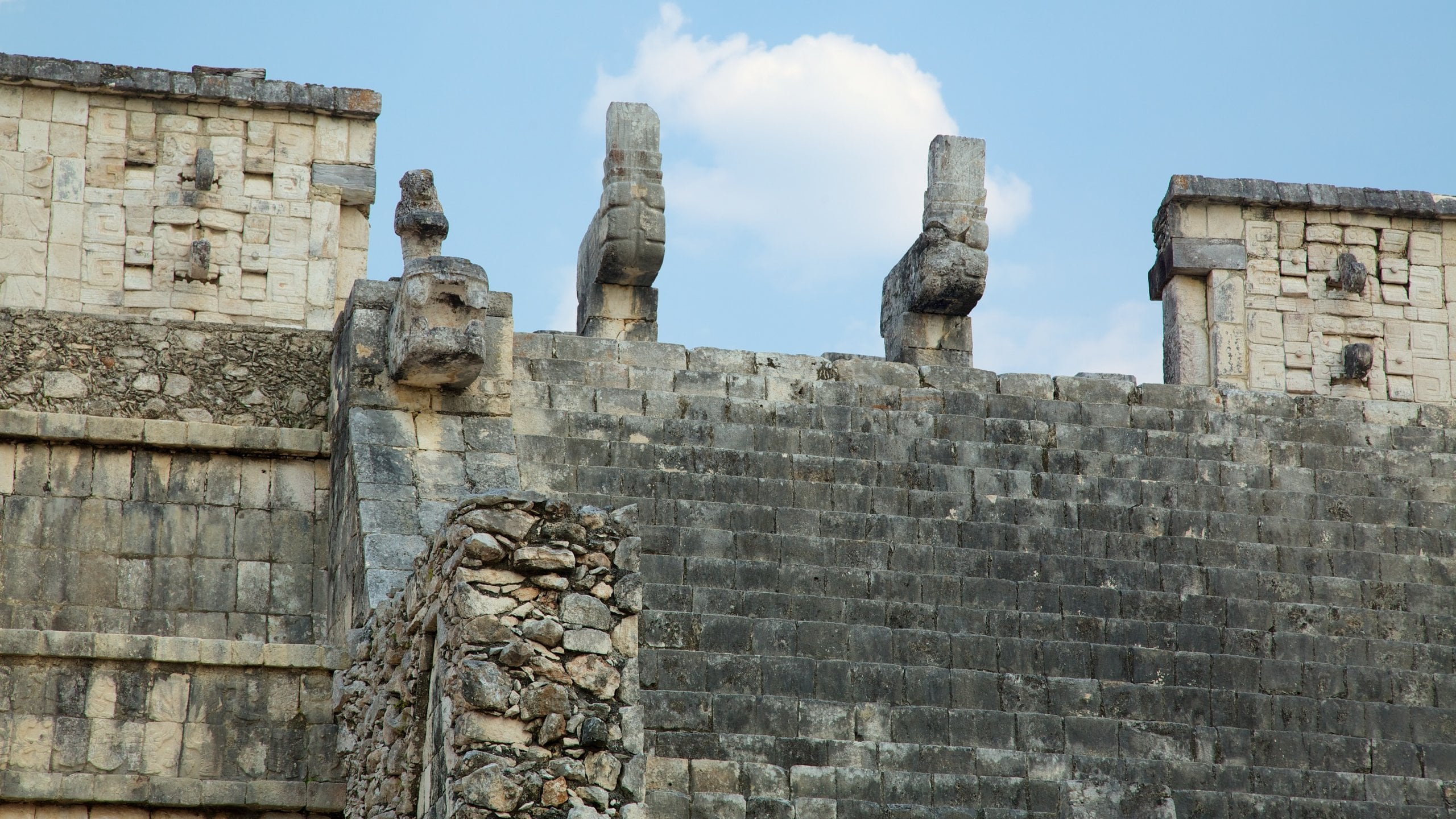 Chichen Itza - Valladolid showing building ruins