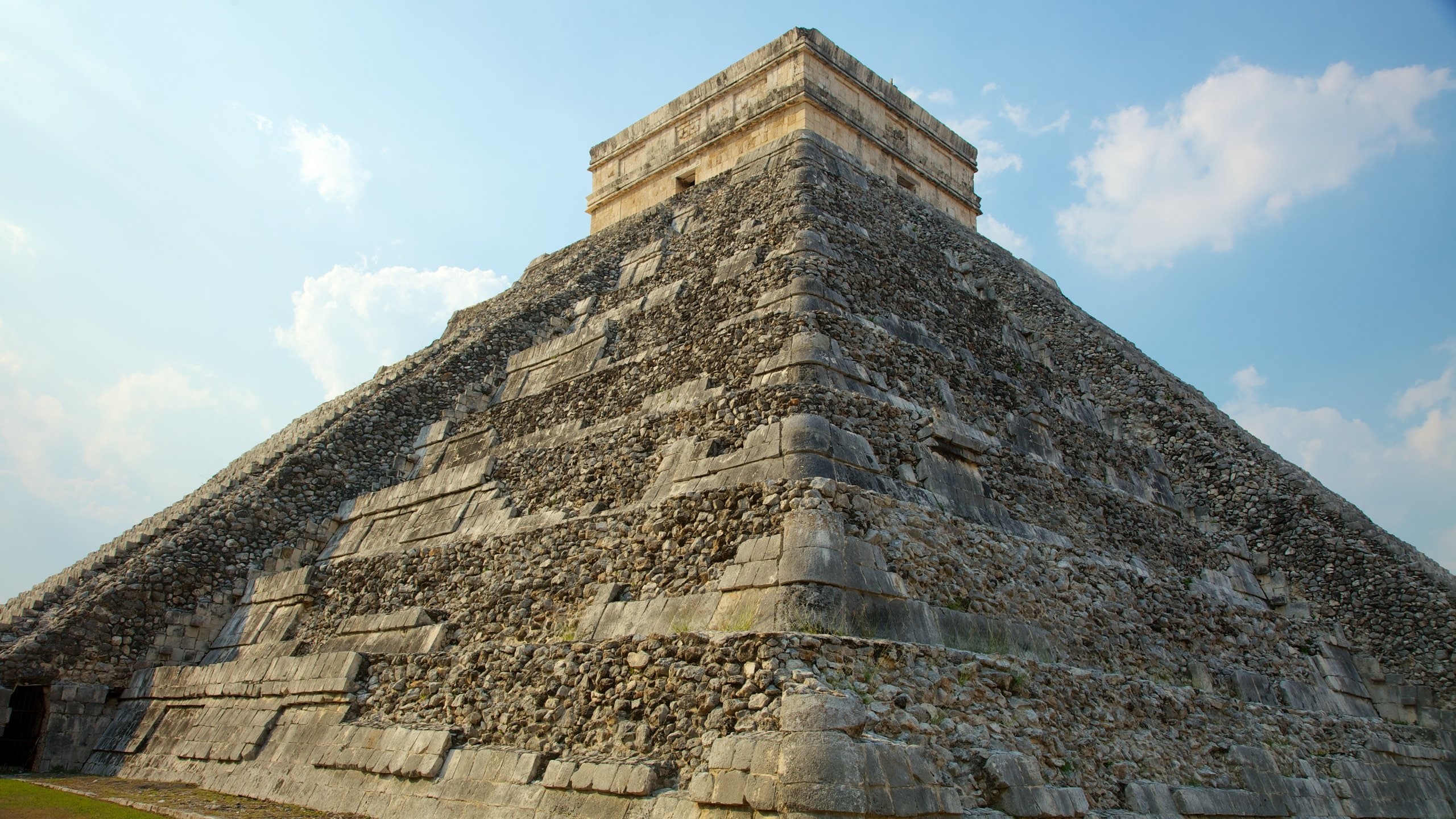 Chichen Itza - Valladolid which includes building ruins