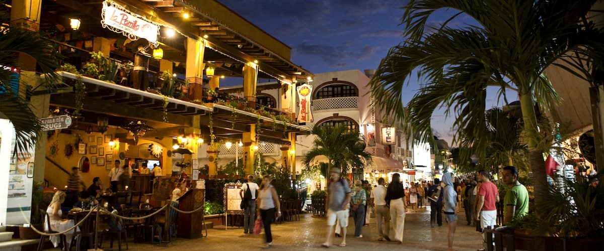 Playa del Carmen mostrando un hotel o resort de lujo, vida nocturna y un parque o plaza