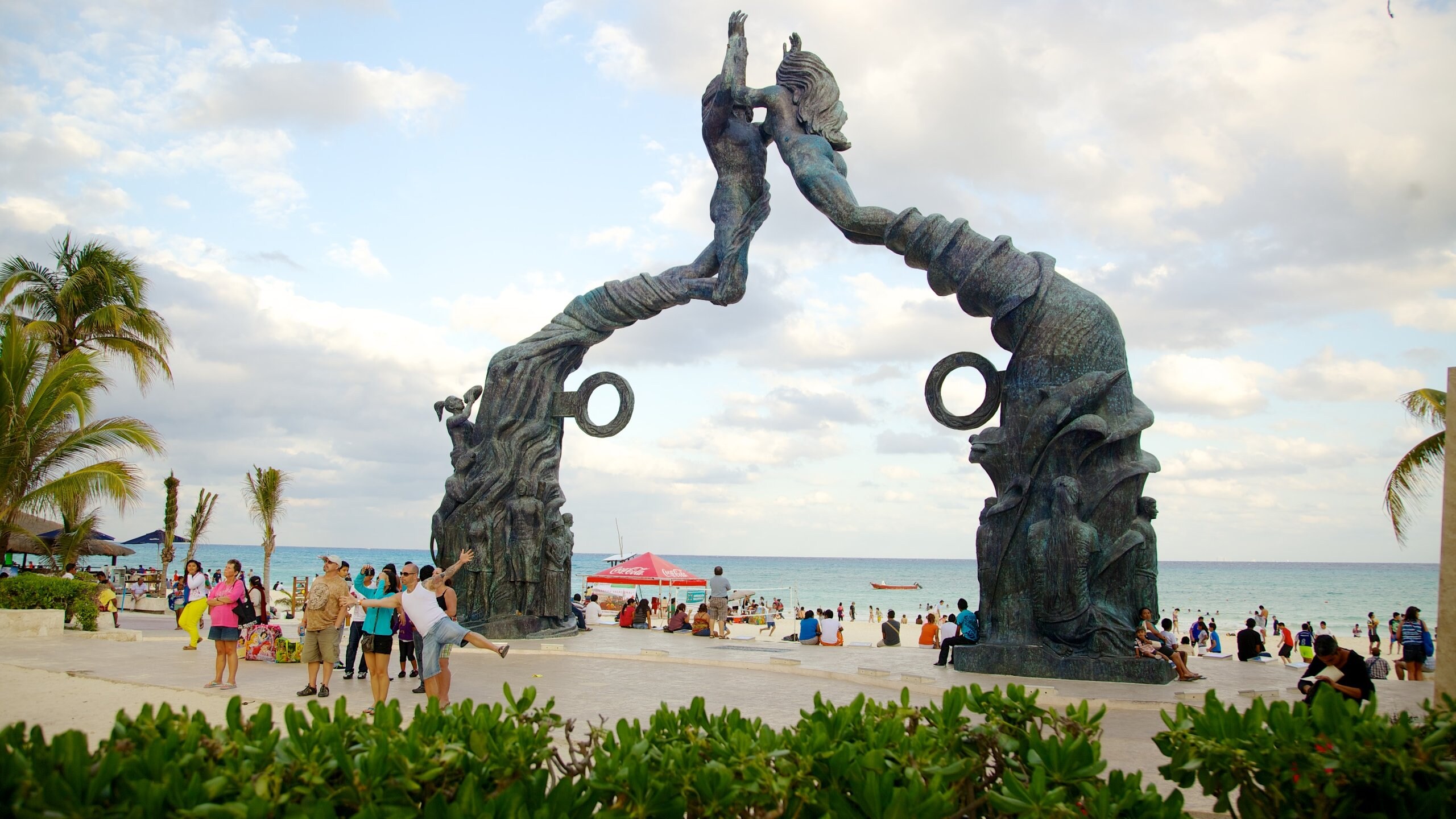 Playa del Carmen ofreciendo una playa, escenas tropicales y arte al aire libre