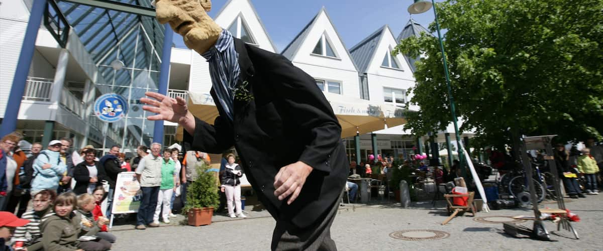 Heringsdorf featuring street scenes and street performance as well as a large group of people