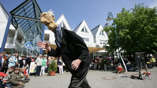Heringsdorf mit einem Straßenkunst und Straßenszenen sowie große Menschengruppe