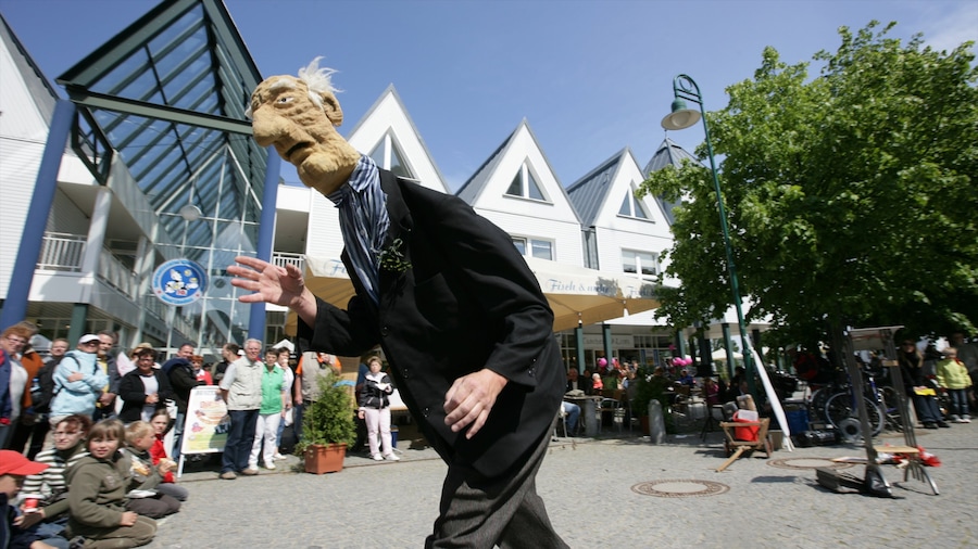 Heringsdorf featuring street performance and street scenes as well as a large group of people
