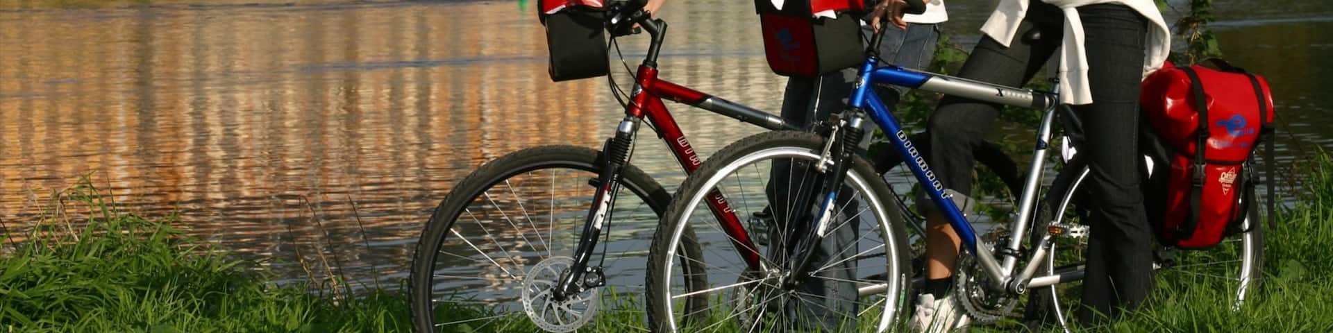 Radebeul montrant riviÚre ou ruisseau, petite ville ou village et vélo