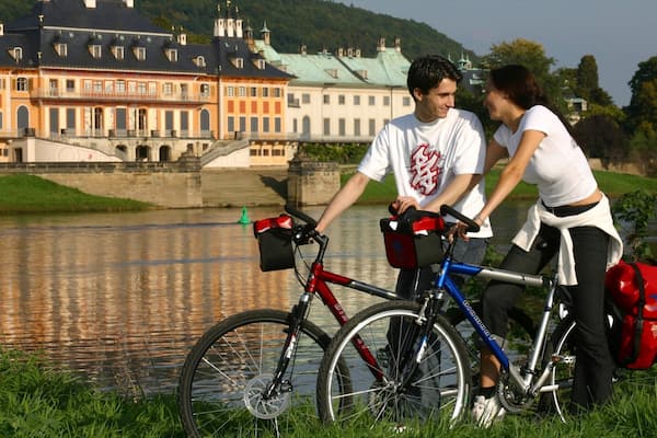 Radebeul mit einem Fahrradfahren, Kleinstadt oder Dorf und Fluss oder Bach