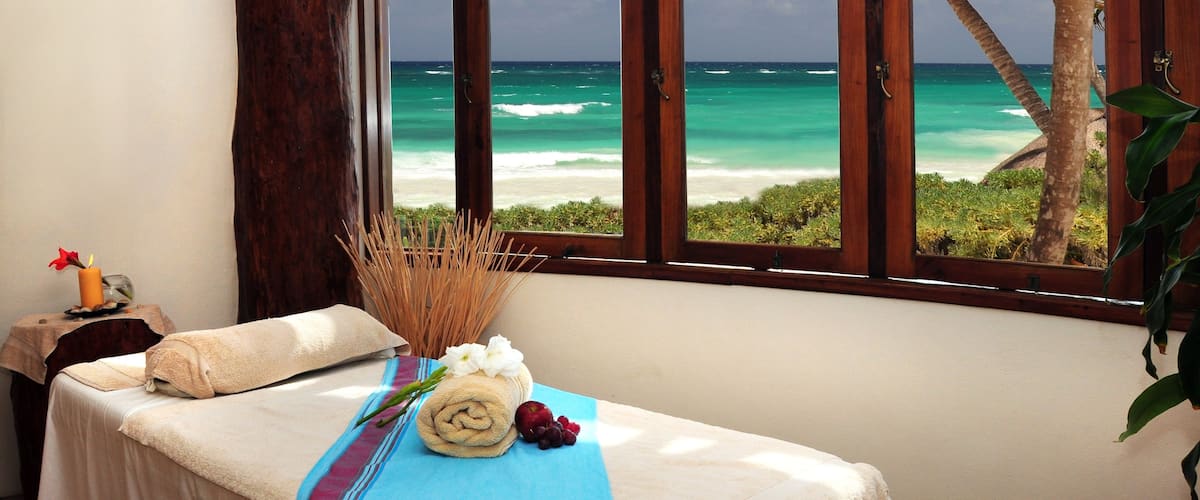 Riviera Maya que incluye vistas interiores y escenas tropicales