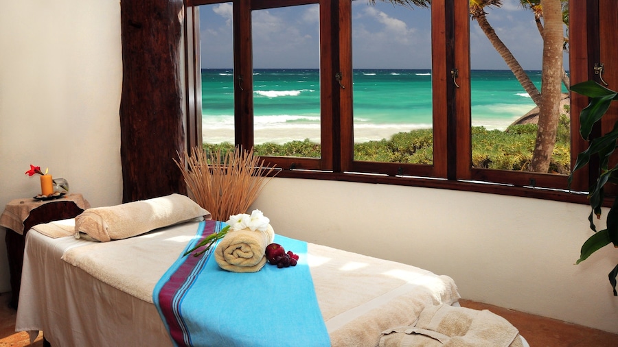 Riviera Maya que incluye vistas interiores y escenas tropicales
