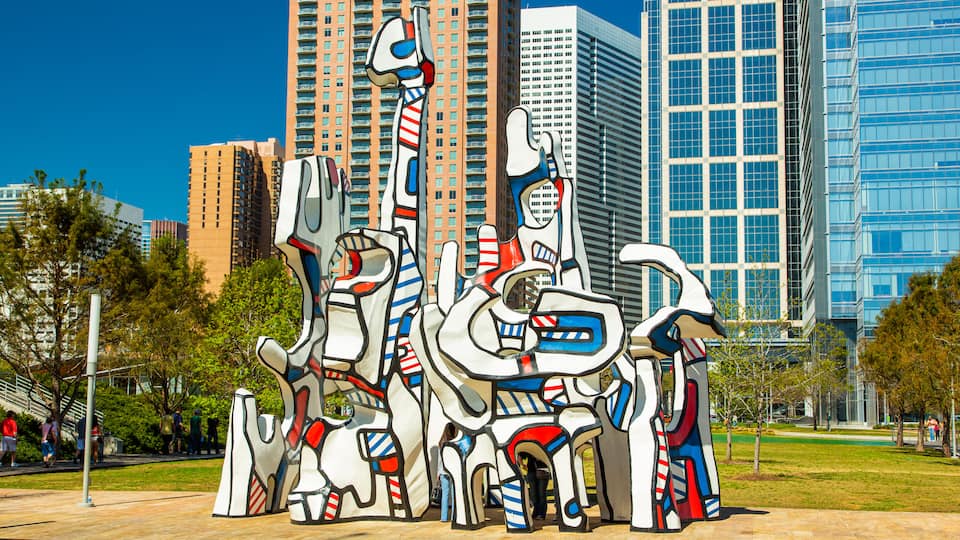 Discovery Green ofreciendo arte al aire libre, un edificio de gran altura y arquitectura moderna