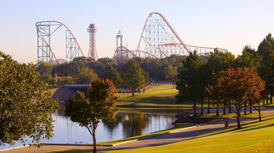 Six Flags over Texas que incluye paseos y un parque