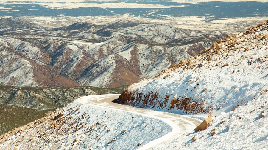 Pikes Peak showing mountains