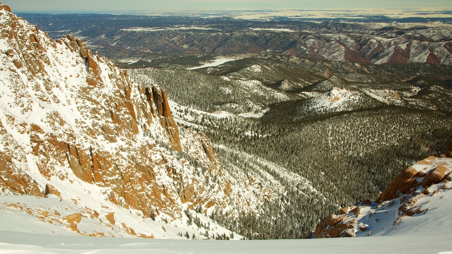 Pikes Peak ofreciendo montañas y vistas de paisajes