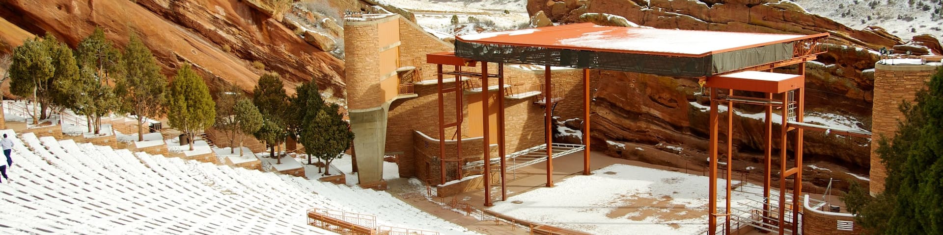 Anfiteatro Red Rocks que incluye escenas de teatro y nieve