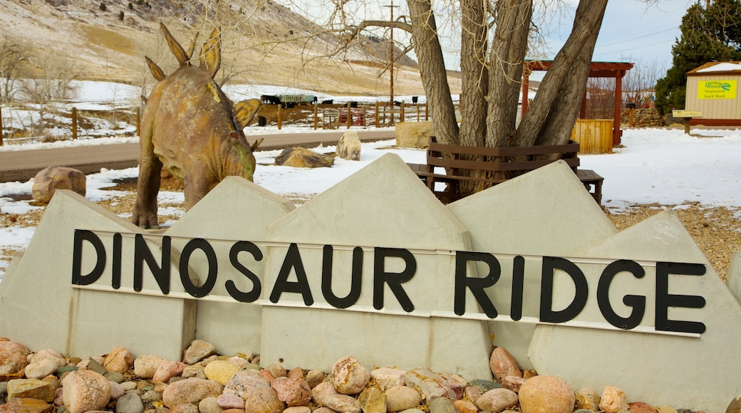 Dinosaur Ridge which includes signage