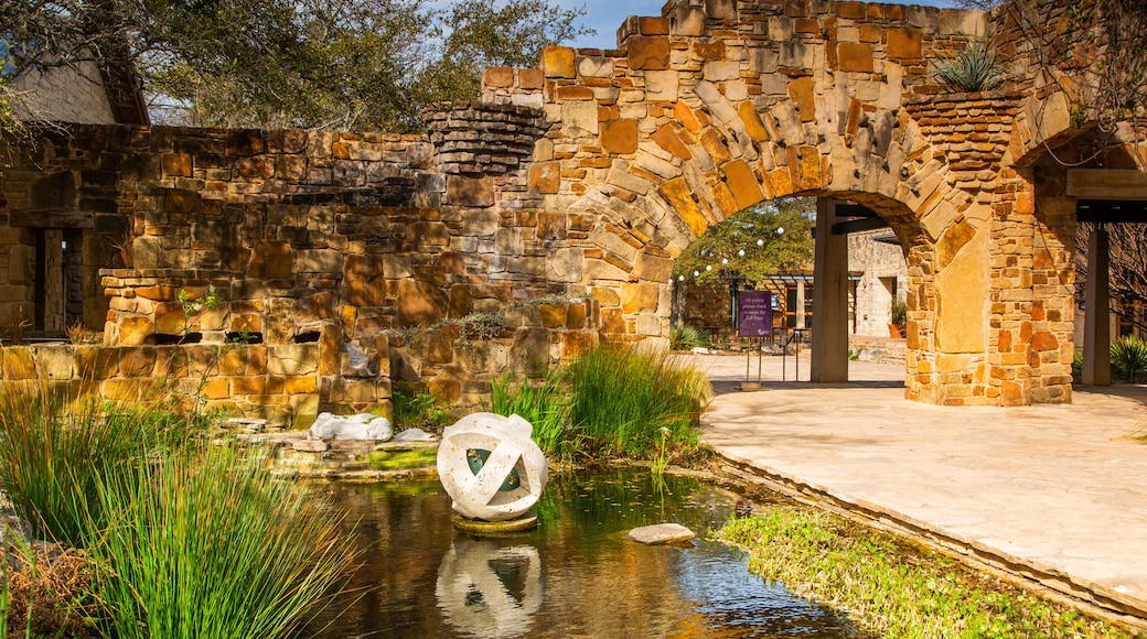 Lady Bird Johnson Wildflower Center mit einem Garten, historische Architektur und Teich