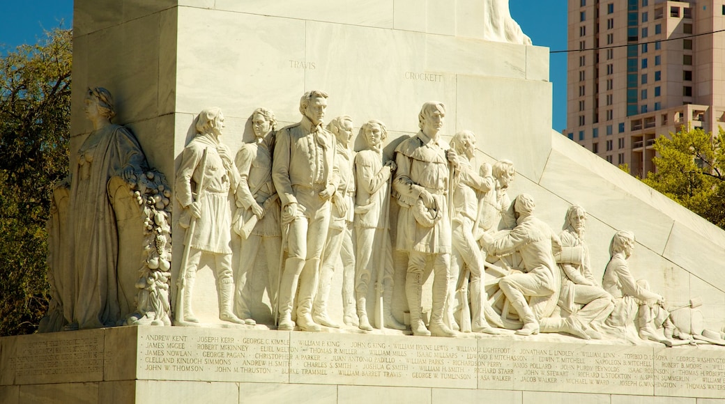 Álamo ofreciendo un monumento y un monumento conmemorativo