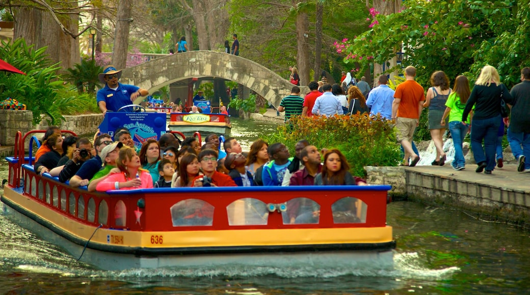 Innenstadt mit einem Fluss oder Bach, Brücke und Bootfahren