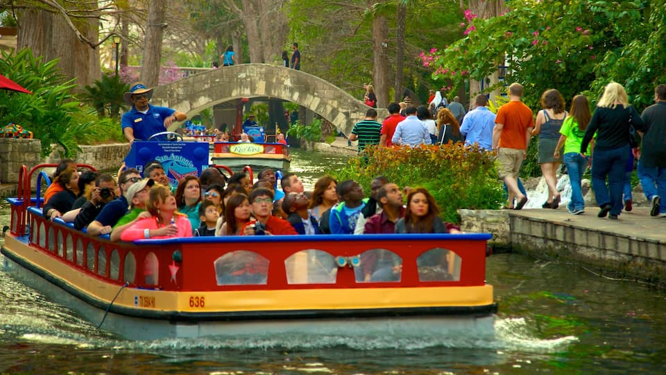 Innenstadt mit einem Fluss oder Bach, Brücke und Bootfahren