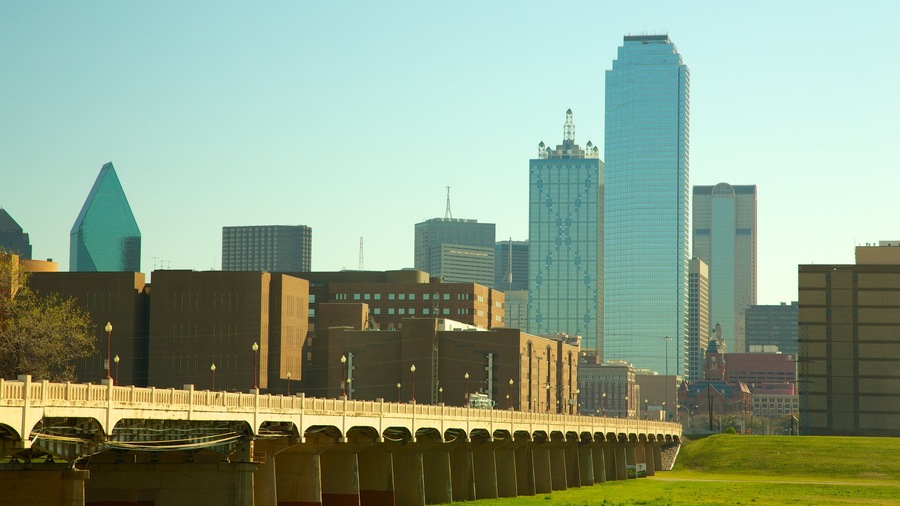 Dallas mostrando un edificio de gran altura, una ciudad y horizonte