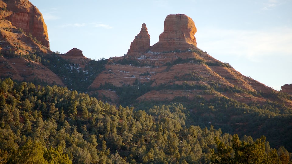 Sedona que incluye escenas tranquilas y escenas forestales