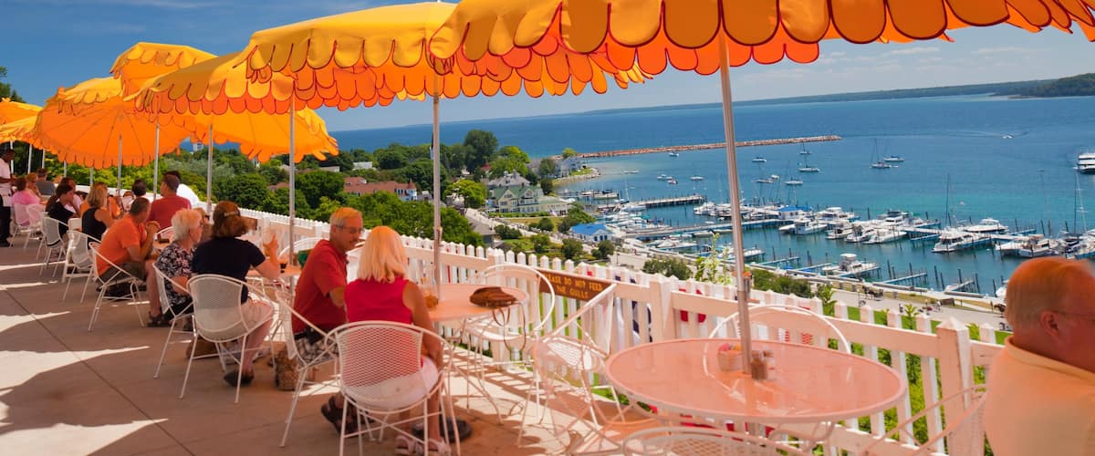 Isla Mackinac que incluye una marina, una ciudad costera y comer al aire libre