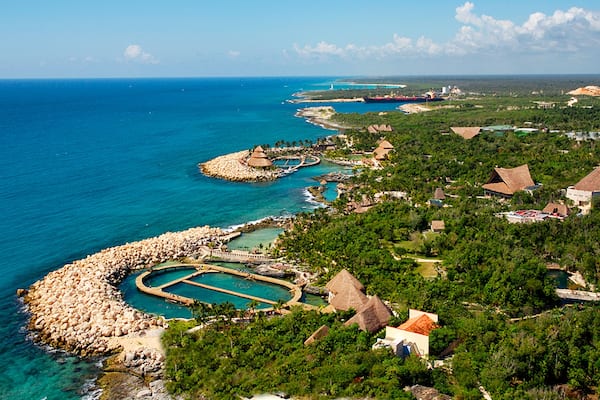 Parc à thème écologique Xcaret montrant ville côtière, hôtel ou complexe de luxe et vues littorales