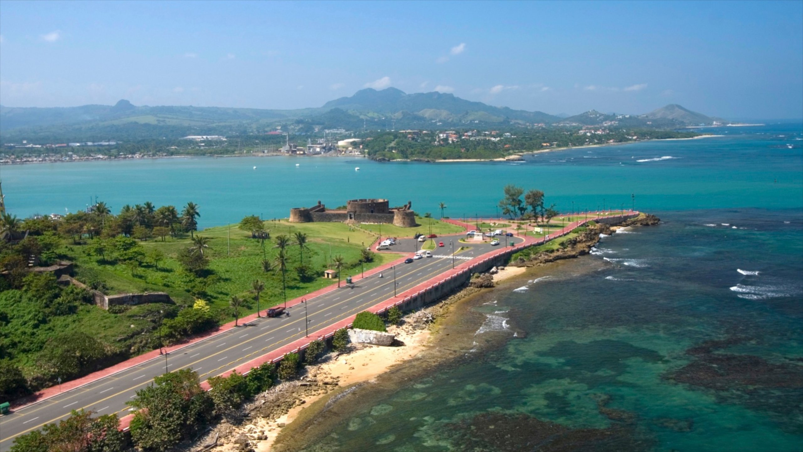 República Dominicana que incluye vistas generales de la costa, una ciudad costera y costa escarpada