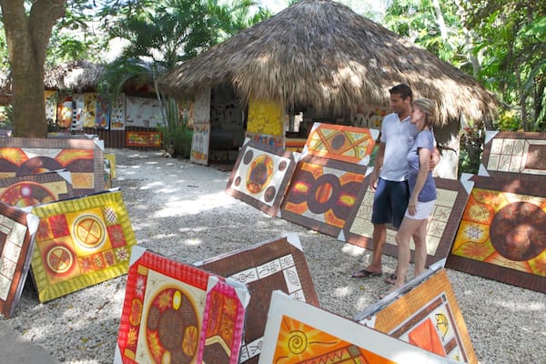 Manati Park Bavaro qui includes petite ville ou village, marchés et scènes de rue