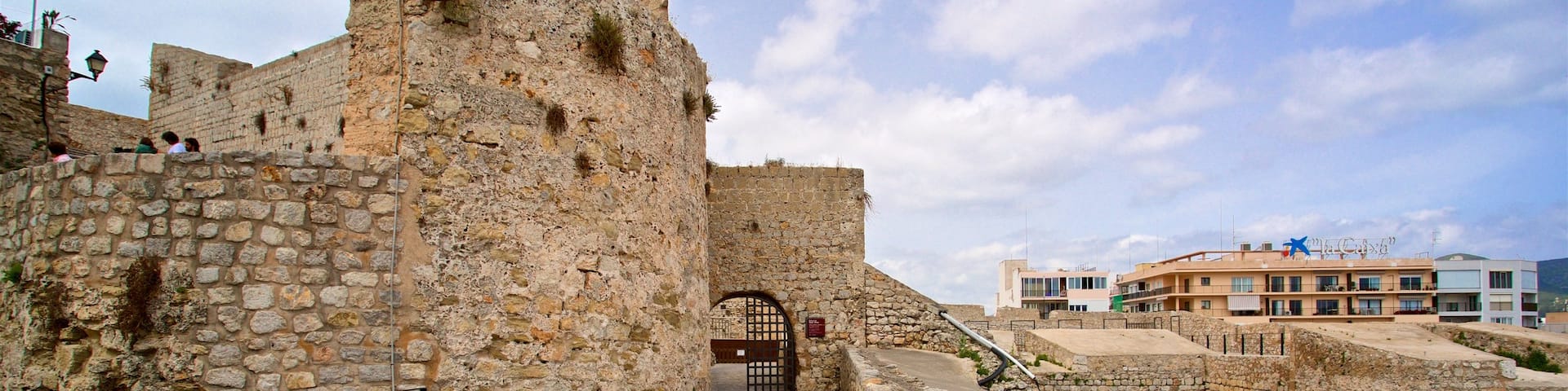 Baluard de Sant Pere which includes heritage elements
