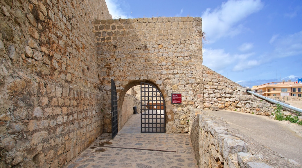 Baluard de Sant Pere showing heritage elements